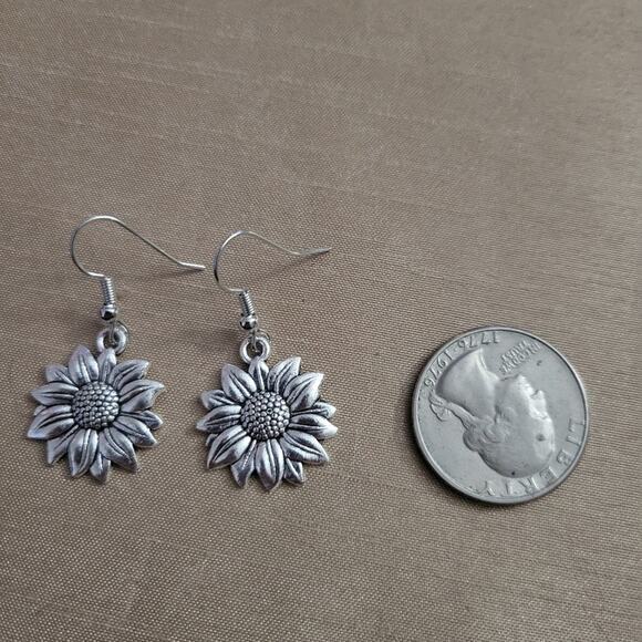 90s style silver tone sunflower earrings - Picture 3 of 3